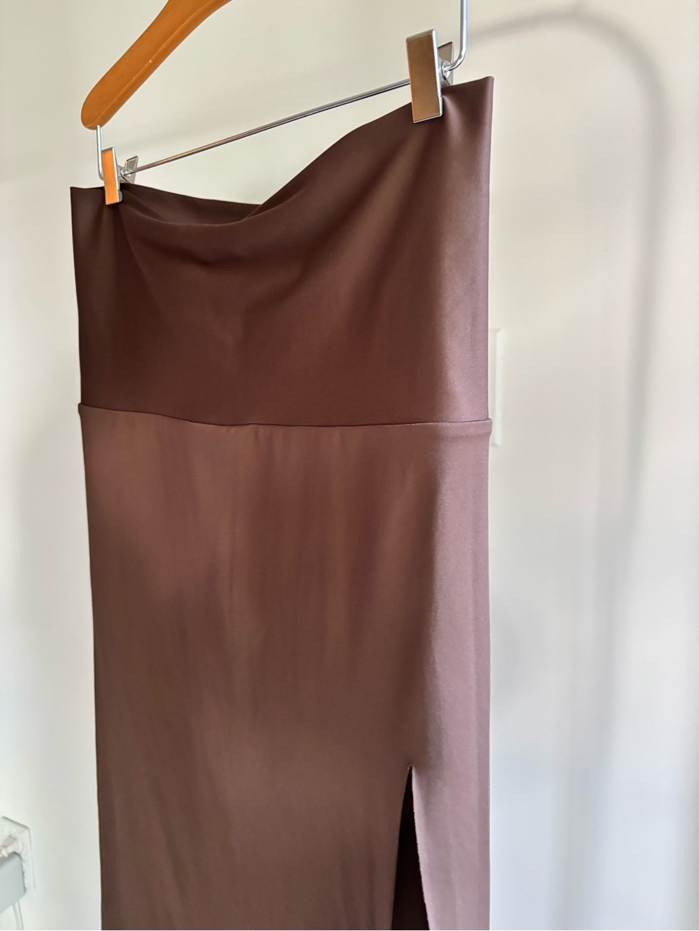 SKIMS Women’s Brown High-Waist Skirt with Raw Edge Side Slit